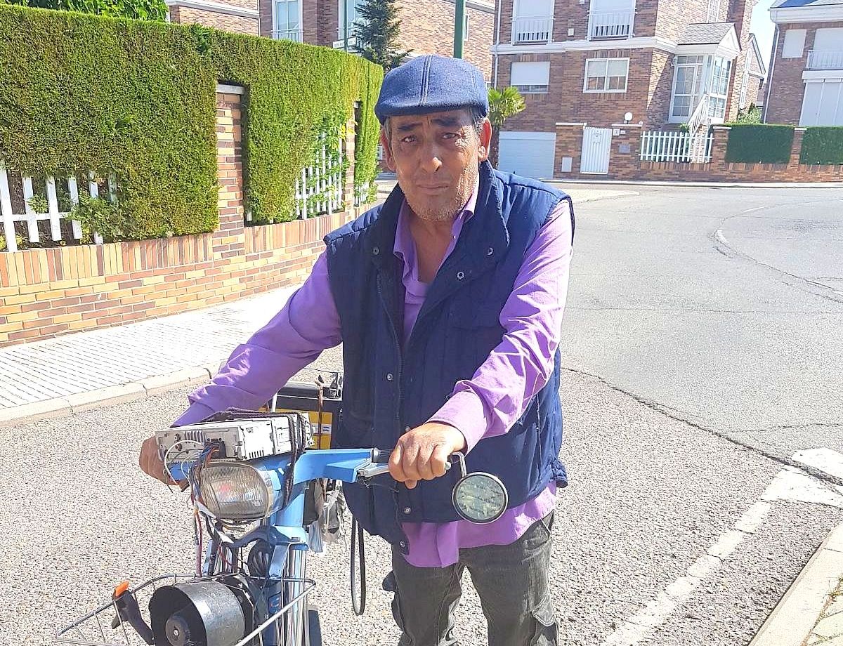 Un afilador recorre en estas fechas algunas calles de Santa Marta (La Fontana) | Fotos: Isabel Casado Morales
