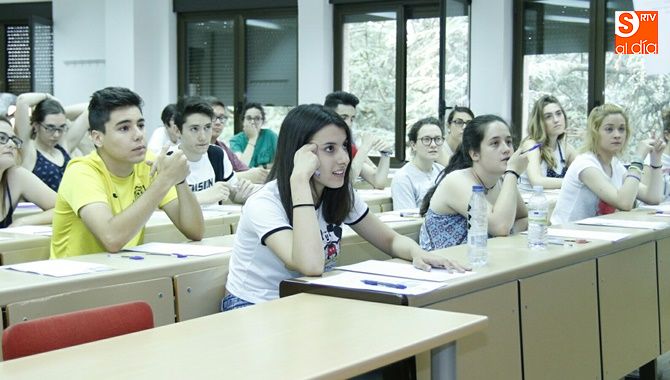 Alumnos en las pruebas iniciales de la Evaluación de Bachillerato para el Acceso a la Universidad. Fotos: David Fernández