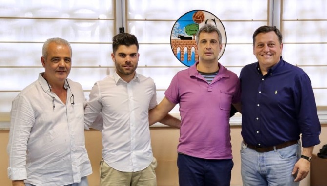 María Hernández y José Enrique Rodríguez, Pitu, junto a los dirigentes del Salamantino, tras firmar su renovación