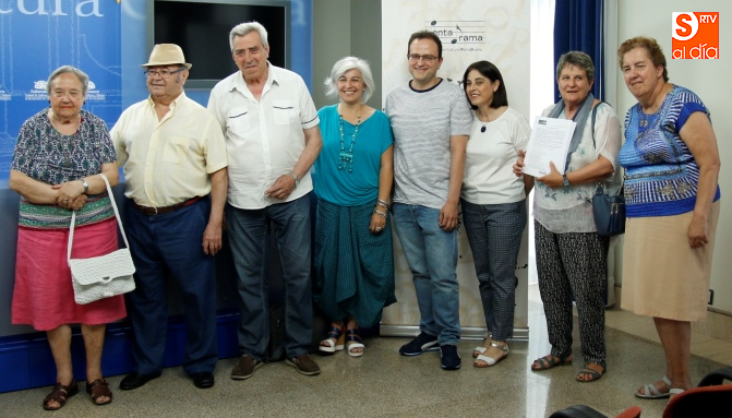 Víctor M. Jiménez Andrada, escritor, junto a integrantes de la Asociación Cultural PentaDrama / Foto de David Fernández
