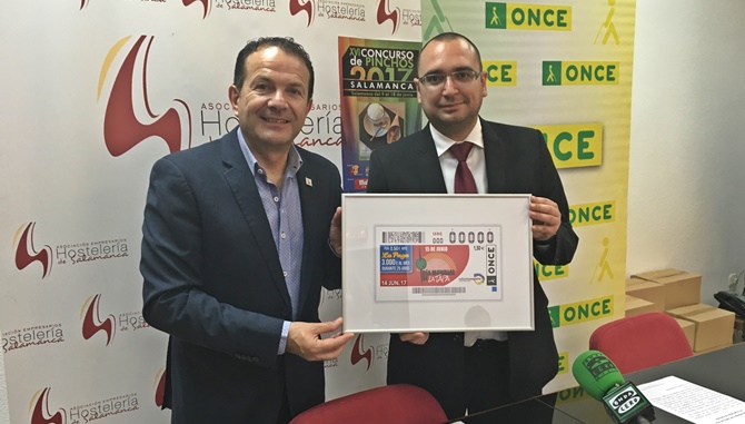 Alejandro Vaquero, subdirector de la ONCE, en Salamanca y Alain Saldaña, presidente  de la Asociación de Empresarios de Hostelería