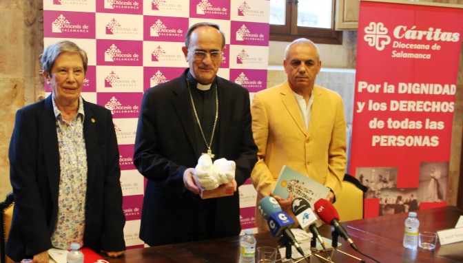El obispo de la Diócesis, Carlos López, entre la directora de Cáritas Diocesana de Salamanca, Carmen Calzada, y el secretario general de la institución, José María Rodríguez