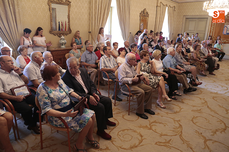 Asistentes al homenaje en el salón de recepciones del Ayuntamiento (Foto de Álex López)