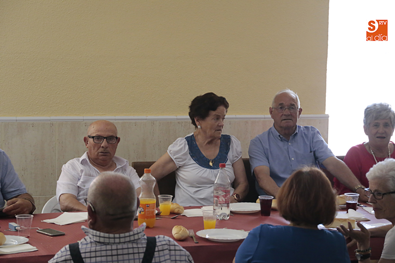 Foto 3 - Los mayores protagonizan la jornada festiva en Villares de la Reina