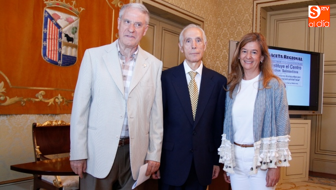 Ramón Martín Rodrigo, nuevo integrante del Centro de Estudios Salmantinos (CES), entre el exalcalde Jesús Málaga y la concejal de Educación, María del Carmen Sánchez Bellota / Foto de David Fernández