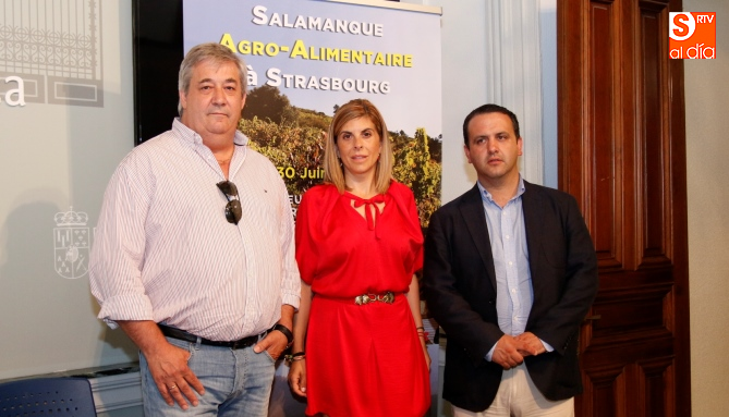 La diputada de Economía y Hacienda, Chabela de la Torre, y el diputado de Turismo, Javier García Hidalgo, junto a un representante de los Grupos de Acción Local / Foto de David Fernández