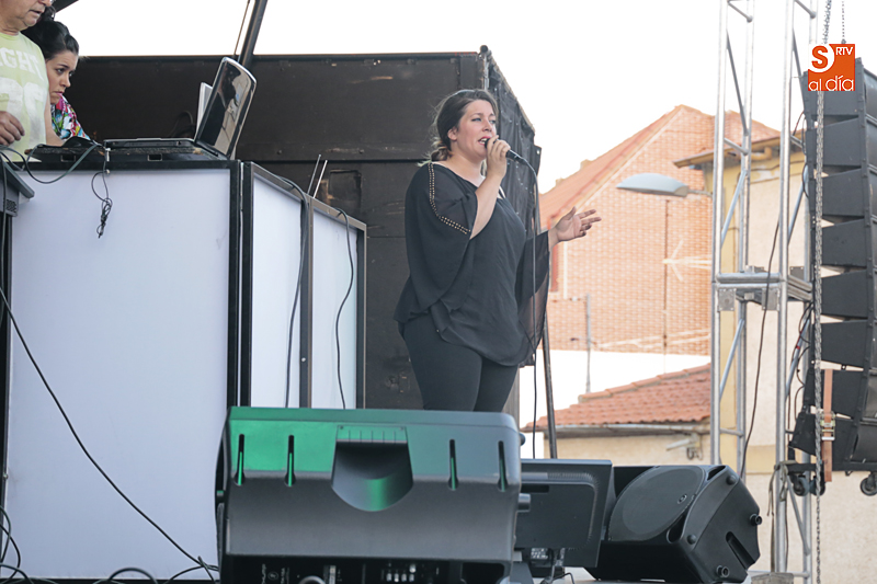 Concierto de Marina en la Plaza Mayor de Villares de la Reina / Foto de Alejandro López