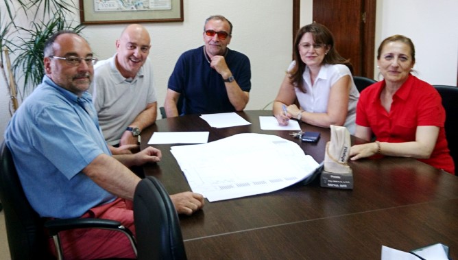 Emilio Sánchez Miguel, decano de la Facultad de Psicología de la Universidad de Salamanca, junto con sus colaboradores