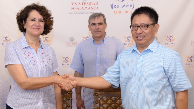 La vicerrectora de Internacionalización, María Ángeles Serrano, y Laurentius Rumokoy, profesor de la institución académica de Indonesia