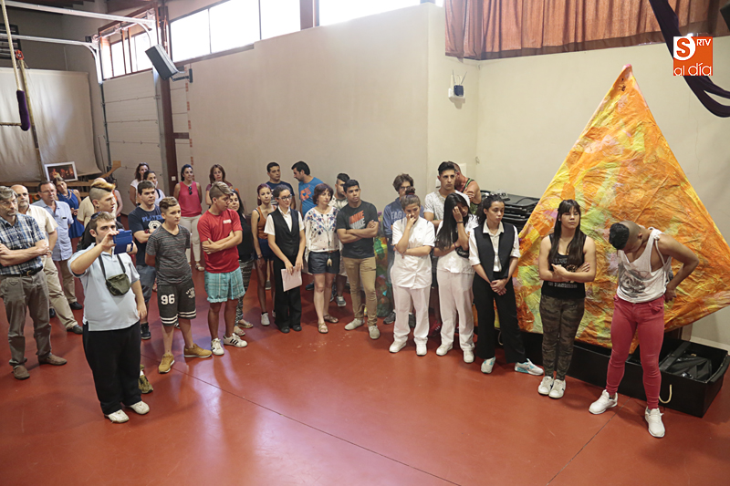 Alumnos de la Escuela Santiago Uno, en uno de los actos de esta jornada de fin de curso / Foto de Alejandro López