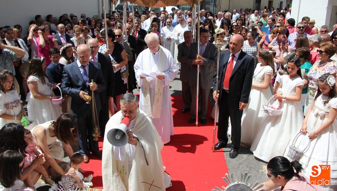 En el primero de los altares instalados en el recorrido fueron bendecidos siete niños / CORRAL