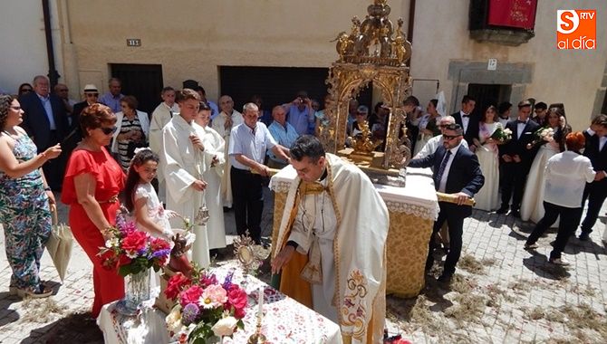 Bendición de los altares en la procesión del Jueves de Corpus en Ledesma