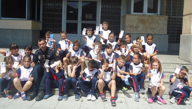 Emocionante visita de los escolares a las instalaciones de la Policía Nacional