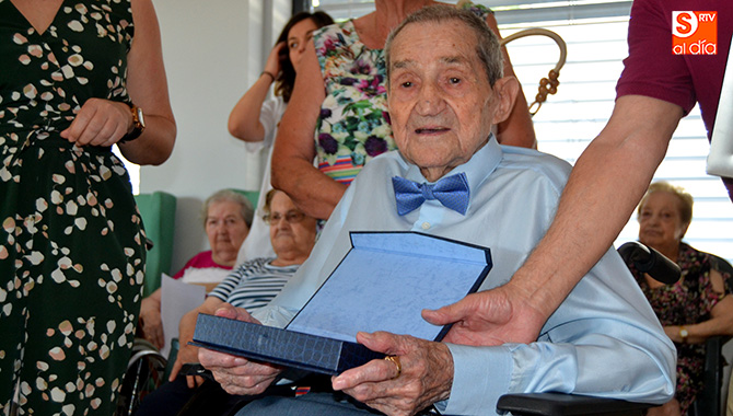 Miguel Albarrán recibía emocionado una placa homenaje por sus cien años