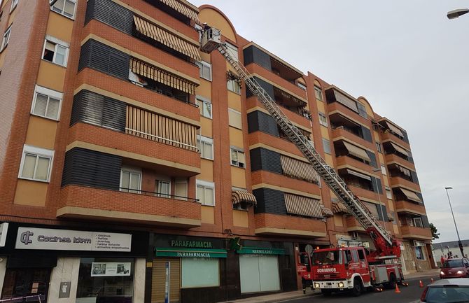 Los Bomberos revisan la fachada tras la caída de los cascotes