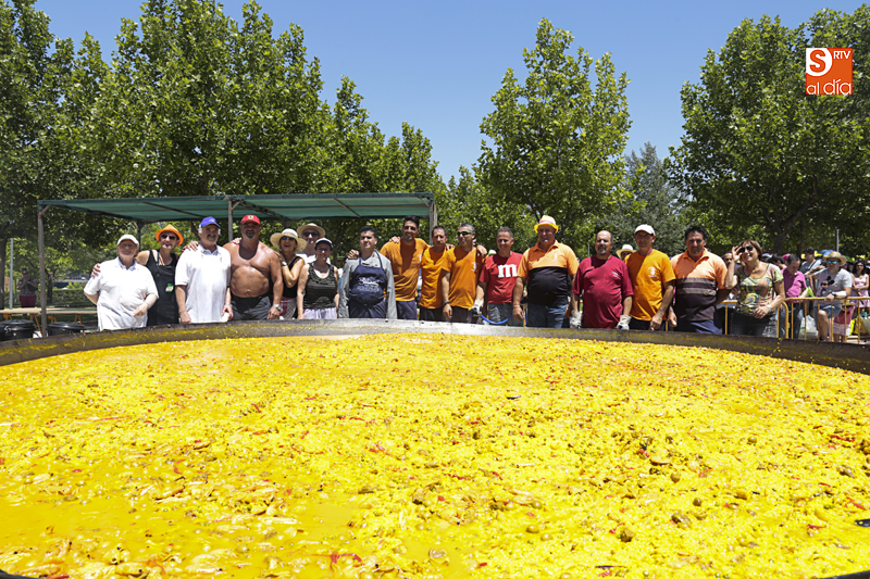 Cabrerizos degusta una gran paella popular y solidaria