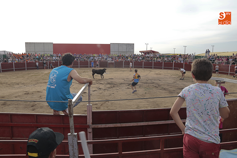 Diversión y riesgo en la primera cita con las vaquillas  