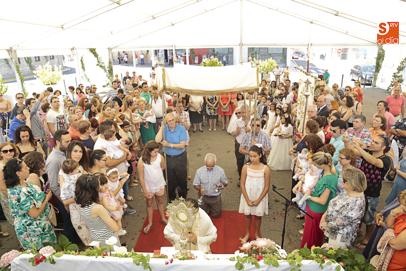 Cabrerizos acompaña al Santísimo en la procesión y bendición de los niños