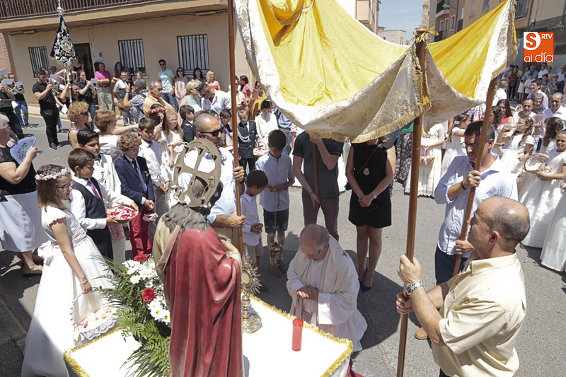 Foto 6 - La procesión del Santísimo inunda de olor a tomillo las calles de Carbajosa
