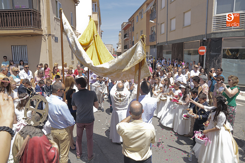Foto 3 - La procesión del Santísimo inunda de olor a tomillo las calles de Carbajosa