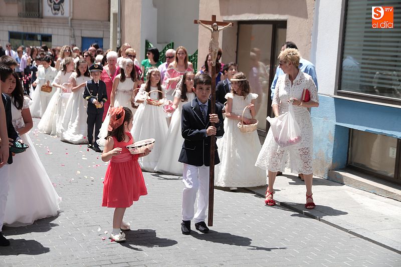 Cerca de 40 niños de Primera Comunión abrieron la procesión.