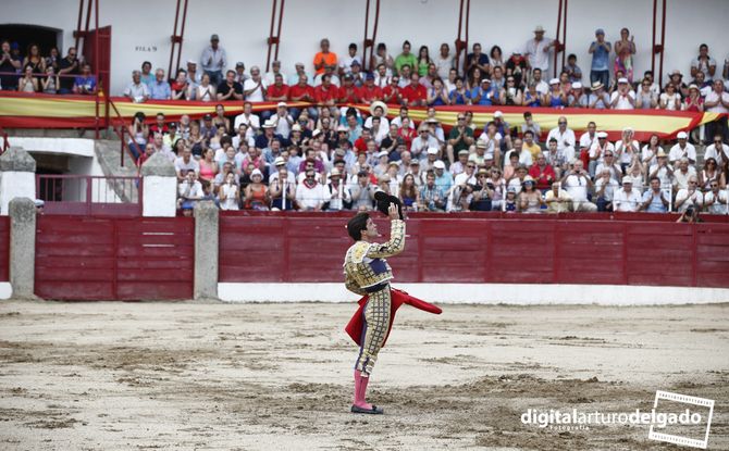 Juan del Álamo brinda al cielo su primer toro. Foto: Arturo Delgadoo