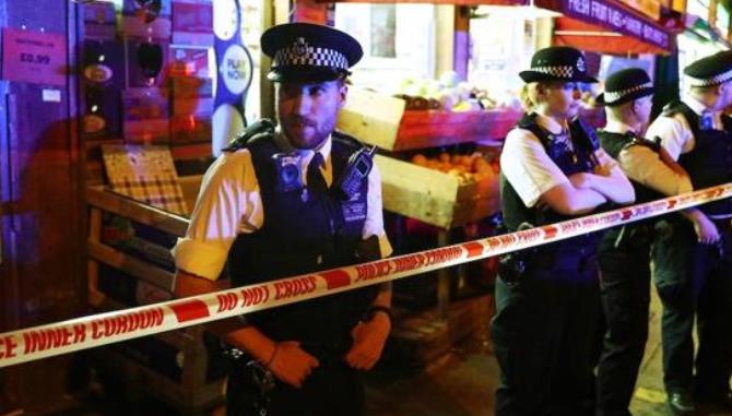 Policía junto al lugar del atropello. Foto: El Norte