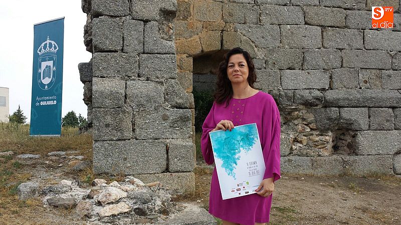 La concejala presentó el certamen junto al Torreón de Guijuelo.