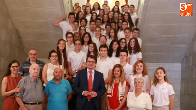 Fernández Mañueco ha recibido a más de medio centenar de alumnos. Fotos: Alberto Martín