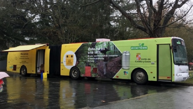 Autobús, articulado y rotulado con la imagen de la campaña