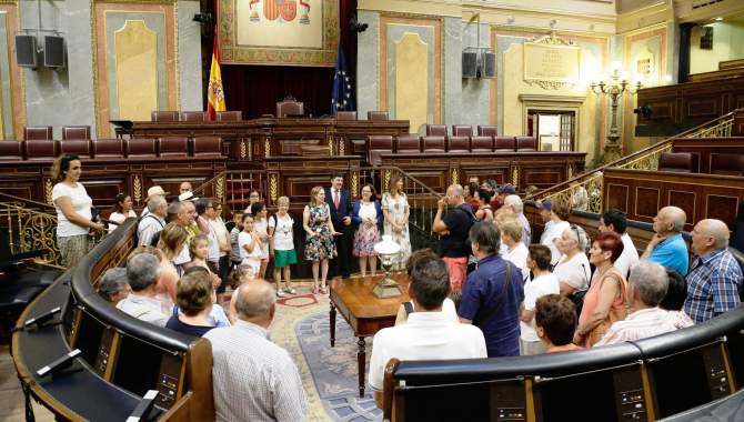 Momento de la visita, con Ana Pastor en el centro de la sala
