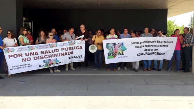 Concentración de sanitarios no asistenciales a la puerta de la Delegación de la Junta