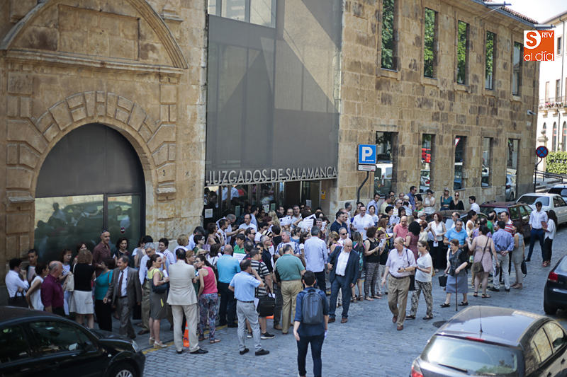 Concentración a las puertas del Juzgado. Fotos: Alejandro López