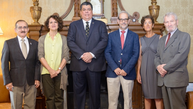 El rector de la universidad sudamericana, Mauro Toscanini, junto a las autoridades académicas de las USAL