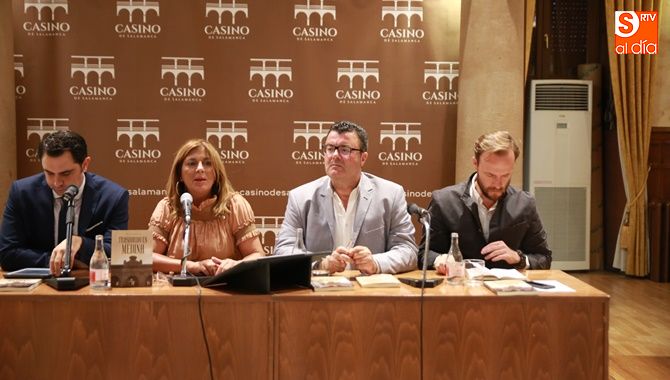 El autor, Paco Cañamero, acompañado de Isabel Bernardo, Carlos Mateos y Chapu Apaolaza