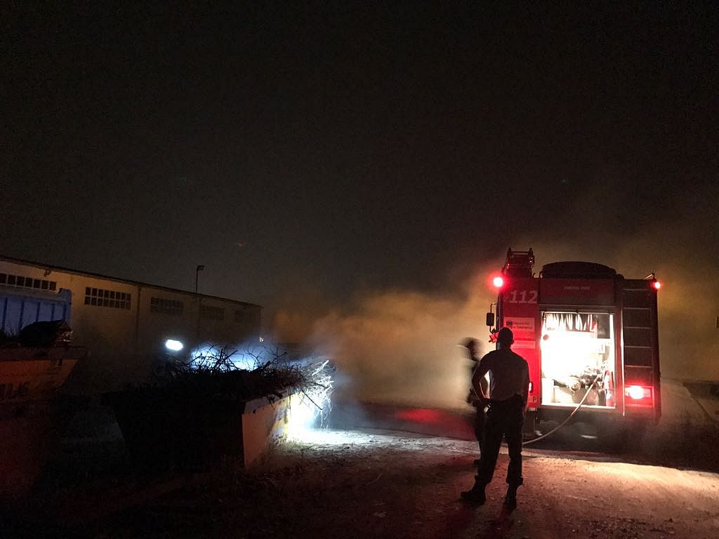 Foto 2 - Los bomberos de la Diputación sofocan un incendio en una nave del polígono del Montalvo  