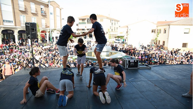 Deportiva jornada en la calle para los escolares de Carbajosa. Fotos: Alberto Martín