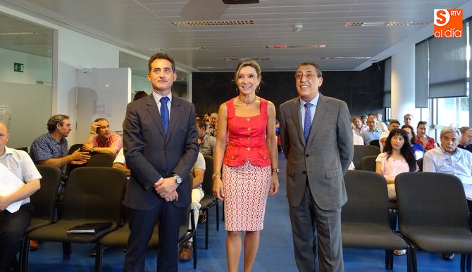 María Victoria Seco, en el centro, durante la reunión con los alcaldes salmantinos