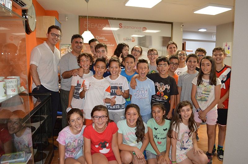 Alumnos de 5º de Primaria y directivos de SALAMANCArtv AL DÍA en la sede del periódico | Fotos: Ángel Merino