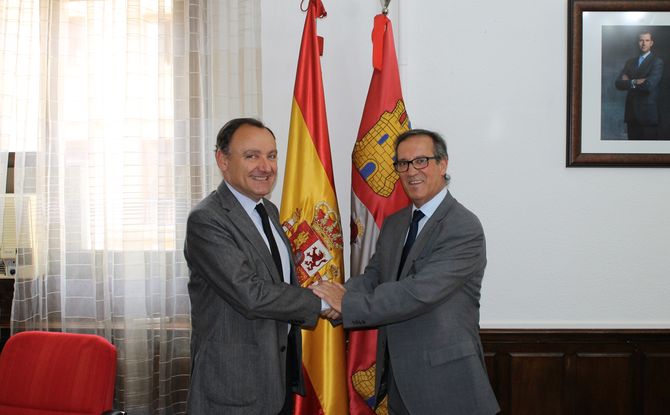 El subdelegado del Gobierno recibe al nuevo director del Centro Penitenciario de Topas  