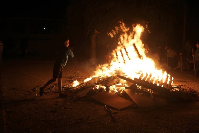 Morille celebra la Noche de San Juan con la lectura de poemas en torno a la hoguera  