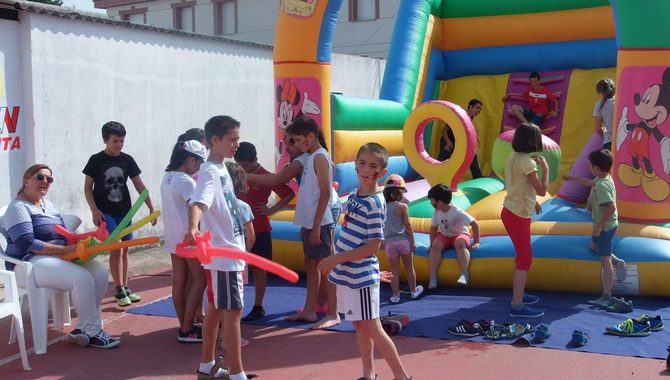 Al parque infantil con hinchables y otras atracciones pondría el punto final una fiesta de la espuma