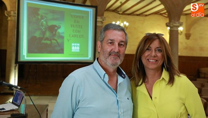 José Ramón Alonso, acompañado de Isabel Bernardo antes de la conferencia