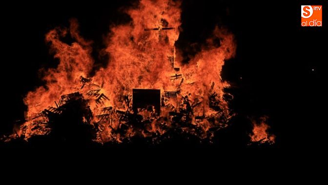 La hoguera volverá a arder, como cada noche del 23 de junio, en El Zurguén. Foto: Alberto Martín