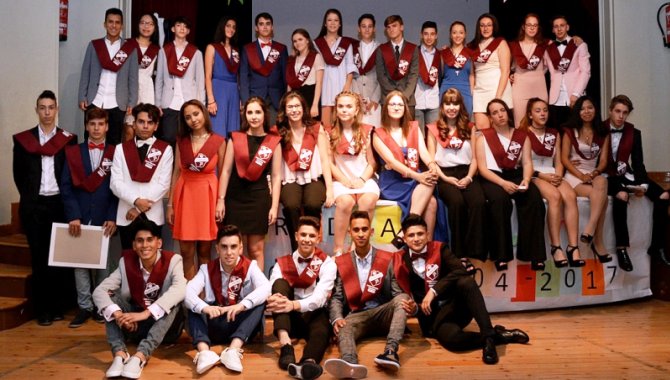 Foto familiar de los alumnos de 4º de la ESO de las Esclavas