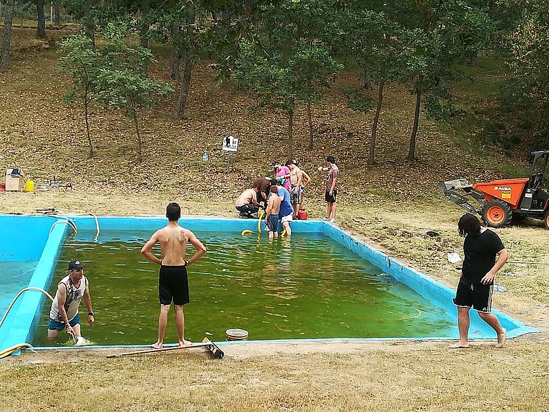 Los jóvenes de la localidad han preparado la zona para los visitantes. Fotos: Ayto. Navarredonda.