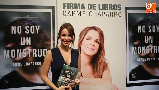 Carme Chaparro, este viernes en Salamanca firmando ejemplares de su libro