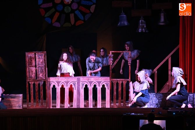 Un momento de la representación del musical El jorobado de Notre Dame, en el Colegio San Agustín