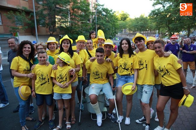 Las peñas llenan de color las calles de Pizarrales y El Carmen