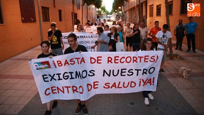 Nueva manifestación de los vecinos por las calles del Zurguén. Fotos: Alberto Martín